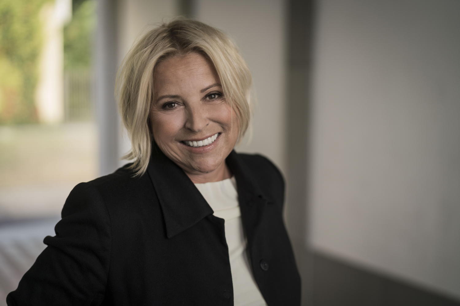 „Elisabeth Herrmann ist die ungekrönte Königin der intelligenten Hochspannung. Sie perfektioniert den literarischen Nervenkitzel“. Copyright: Dominik Butzmann