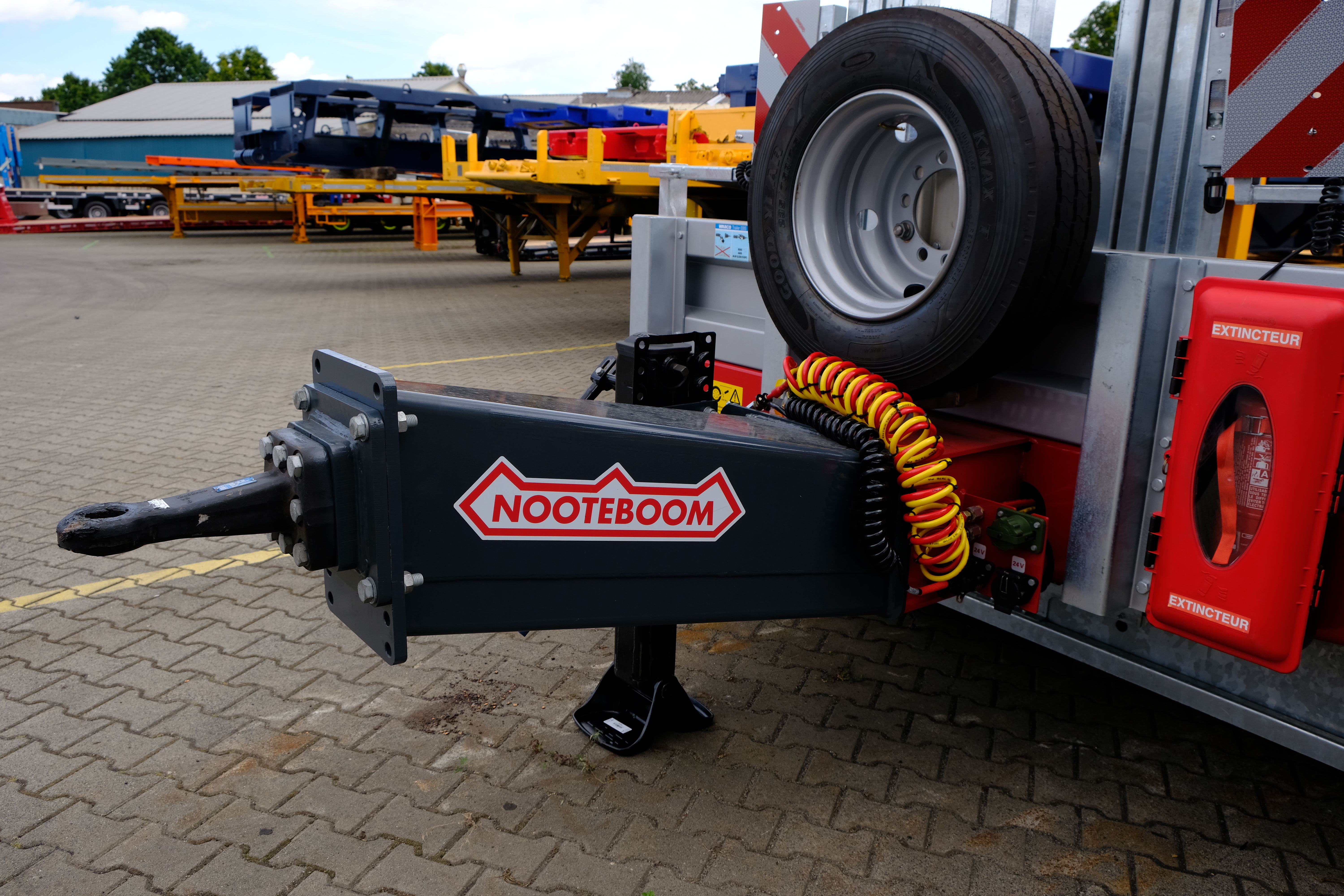 The drawbar is equipped with an interchangeable towing eye and is available in three different diameters