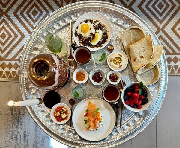 Ogni sabato e domenica Mezè propone la prima colazione libanese: uno dei pasti più importanti della giornata, secondo la più antica tradizione mediorientale