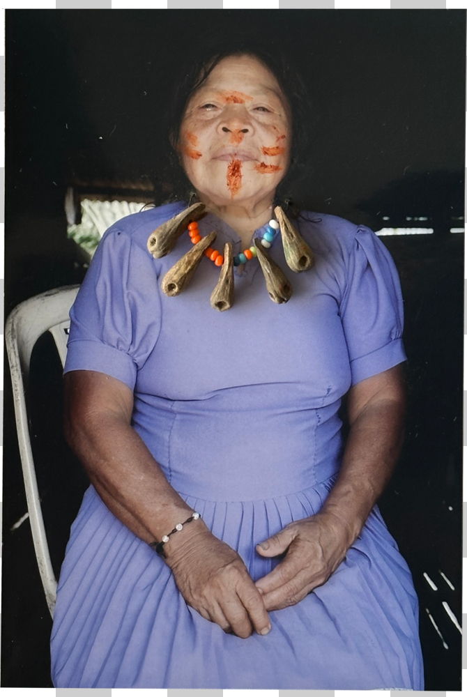 María Leticia, in Puesto Indio, chose to work on a photograph of herself. Not only did she heal herself but she put a protective collar around her neck. Women's bodies are also wounded territory. "More than 34 children have been born in my hands. My mother taught me that I was the great teacher. Midwifery is health. Having a full stomach is health," María Leticia's testimony.