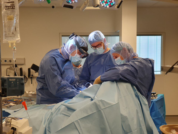 Chirurg livestreamt schouderoperatie voor studenten kinesitherapie met HoloLens.