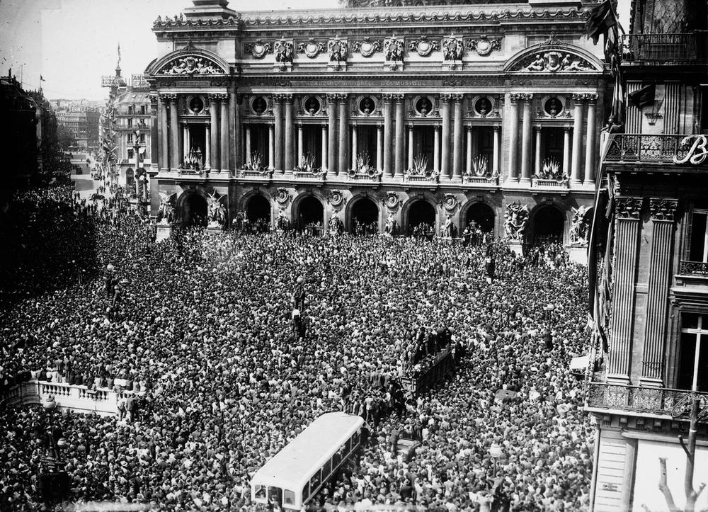 Crowd gathered to celebrate the Allies' victory. Photo, Paris, Place de l'Opéra, France, 5.8.1944. AKG4557648 © akg-images / FAF Toscana - Fondazione Alinari per la Fotografia