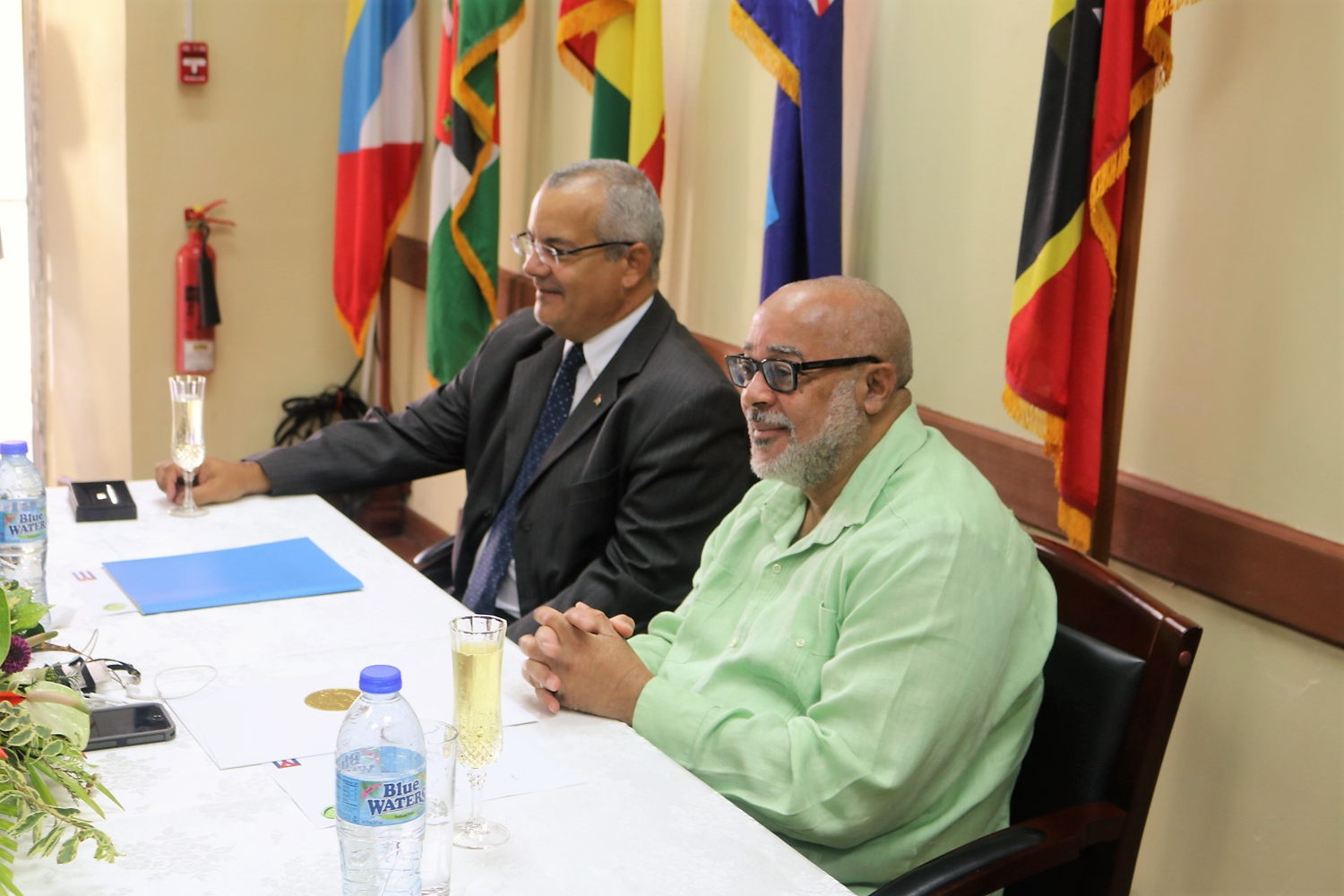S.E. Alejandro Simancas Marín, Embajador de la República de Cuba ante la OECO y S.E. Dr. Didacus Jules, el Director General de la OECO.