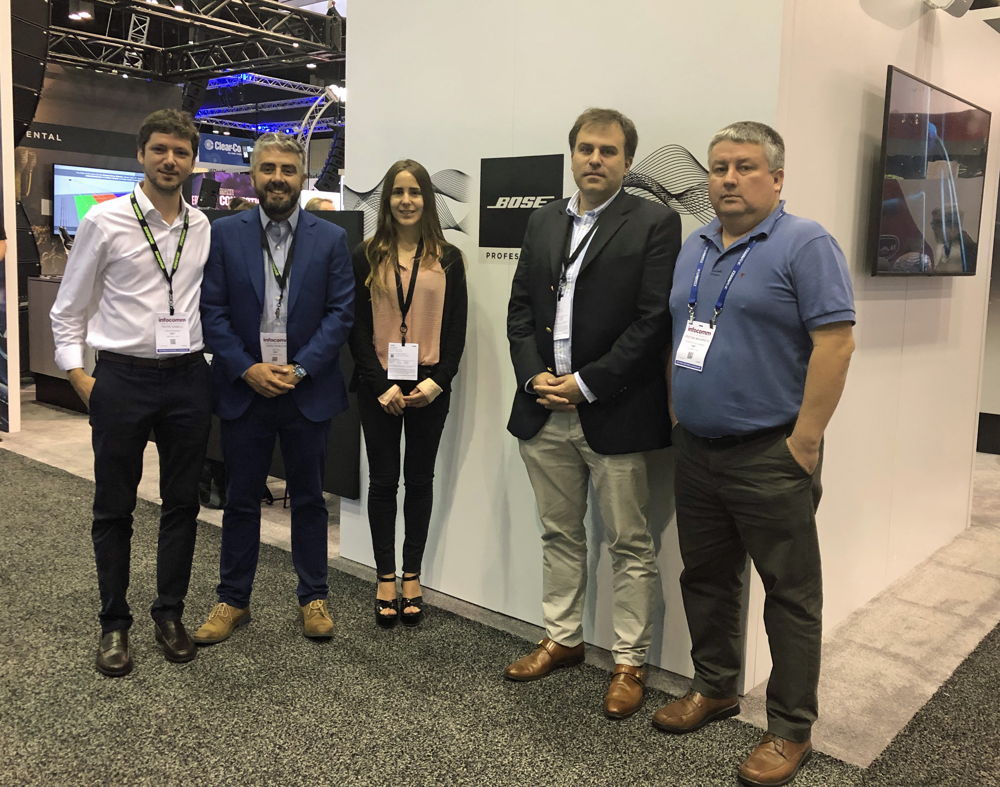 El equipo de MMT y Juan Pablo Jiménez, gerente general del nuevo distribuidor mayorista de Bose Profesional en Chile, durante su visita a InfoComm Orlando 2019