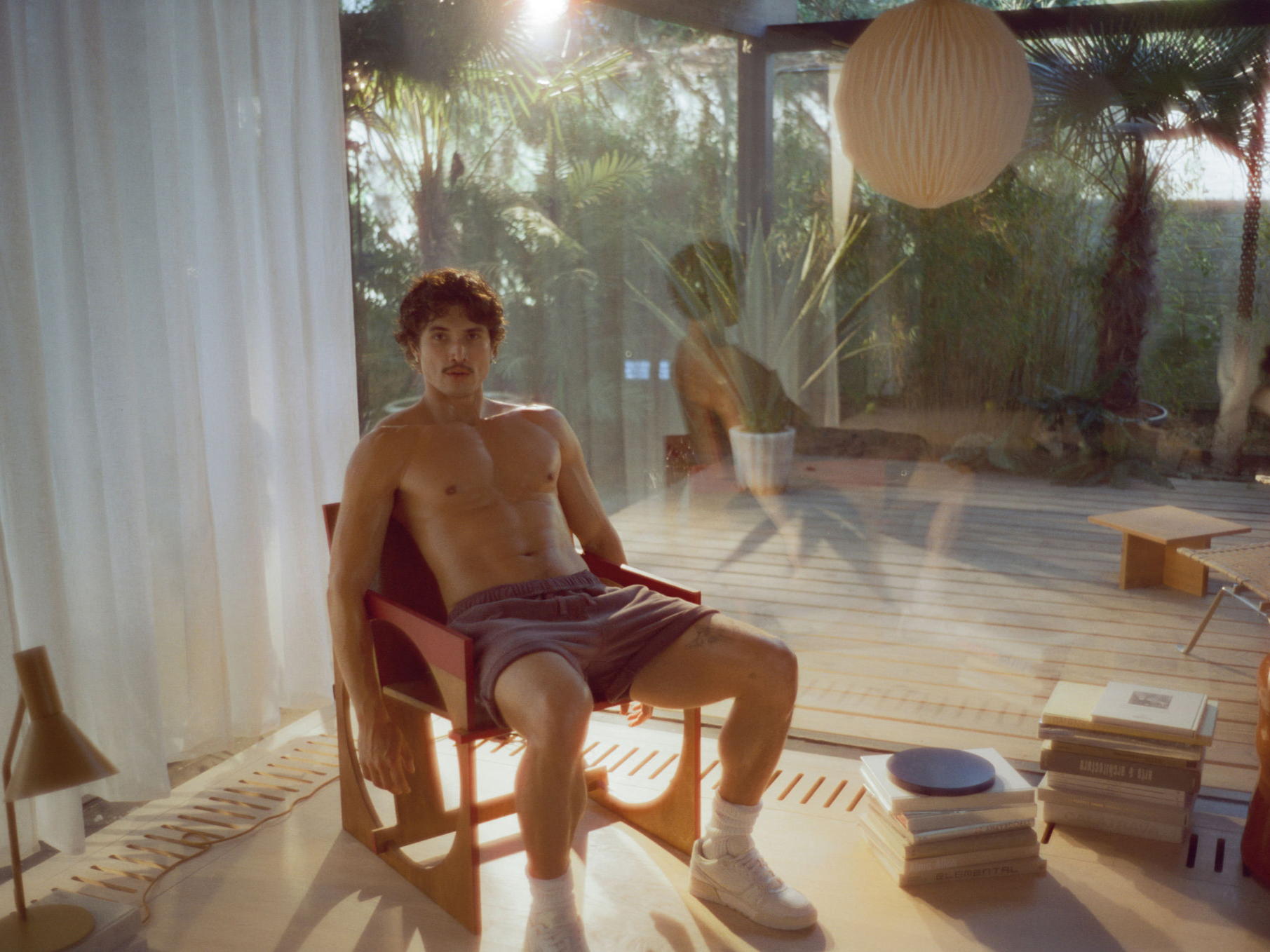 Charles Melton protagoniza nuevo capítulo de la campaña de Soho Sneakers “Not just for walking"