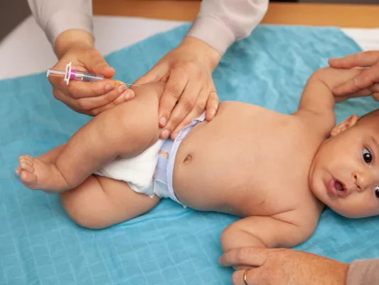 Nieuwe cijfers tonen dat het globale vaccinatiebereik van Kind en Gezin hoog blijft, vaccineren veel meer is dan een spuitje geven én alertheid nodig is, want uitstel leidt soms tot afstel.