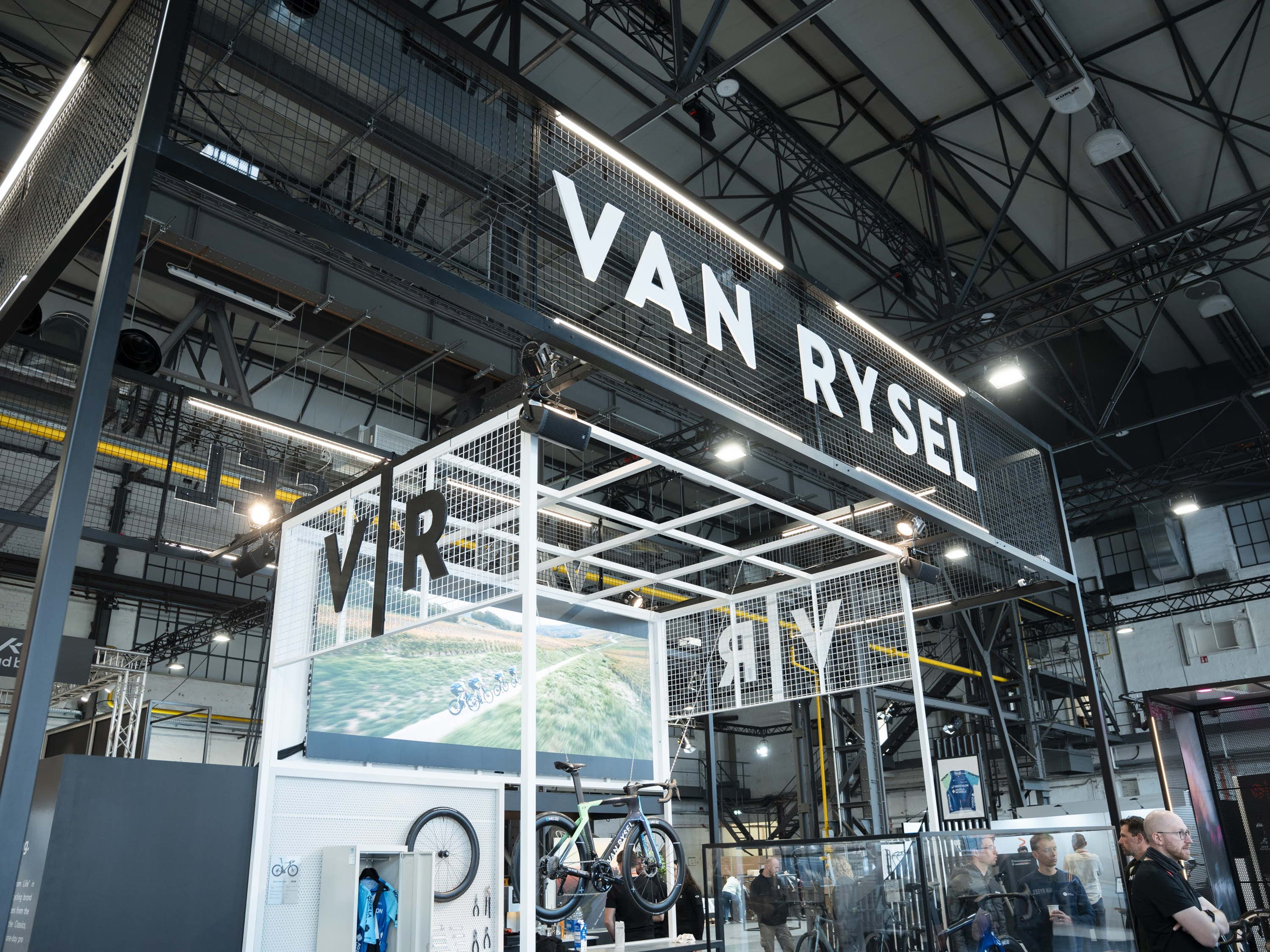 Persuitnodiging 28 april: Decathlon opent allereerste VAN RYSEL STORE van het land