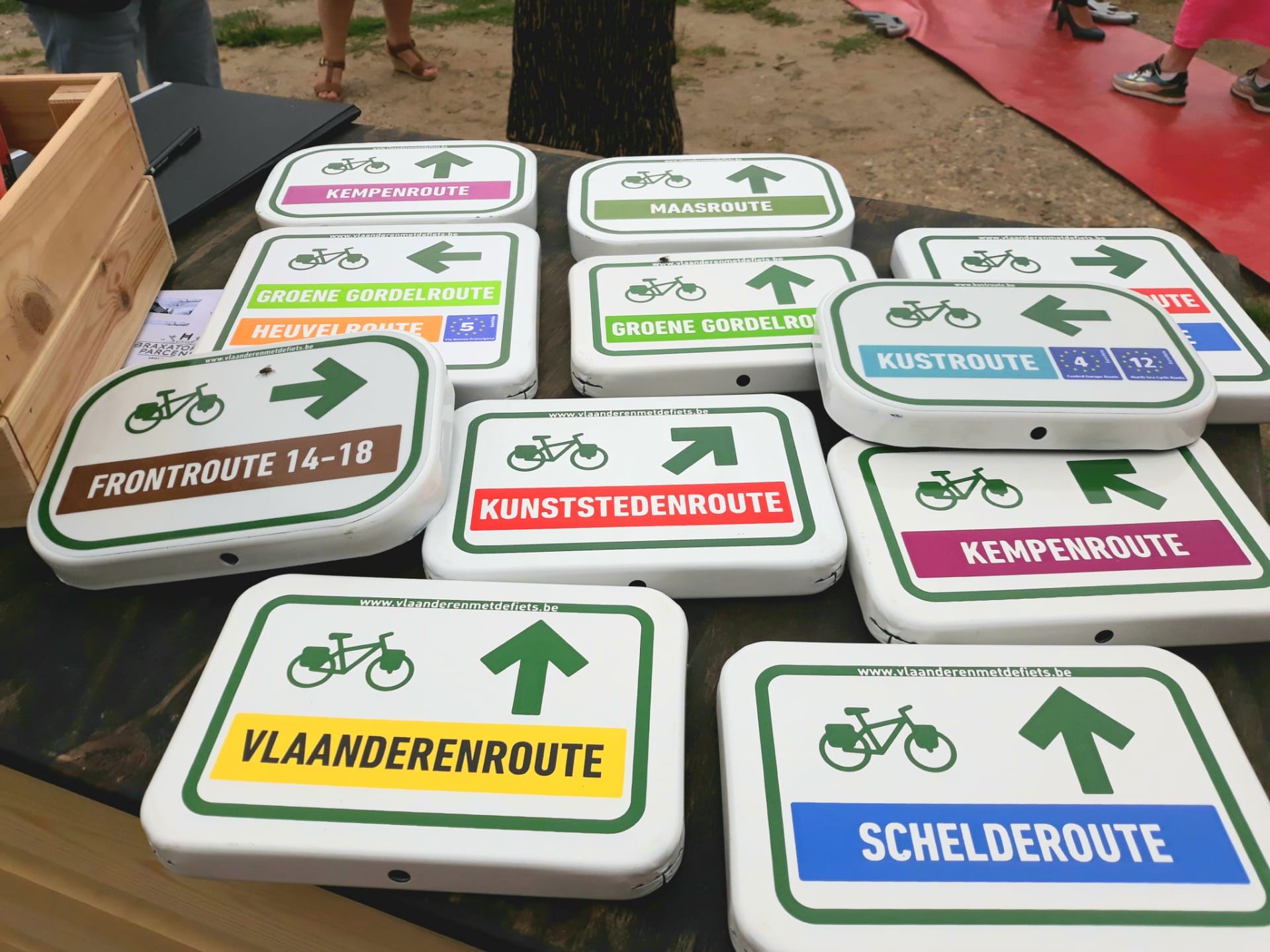 De fietsborden van de 9 icoonroutes die Vlaanderen als topvakantiebestemming voor fietsers moeten uitbouwen