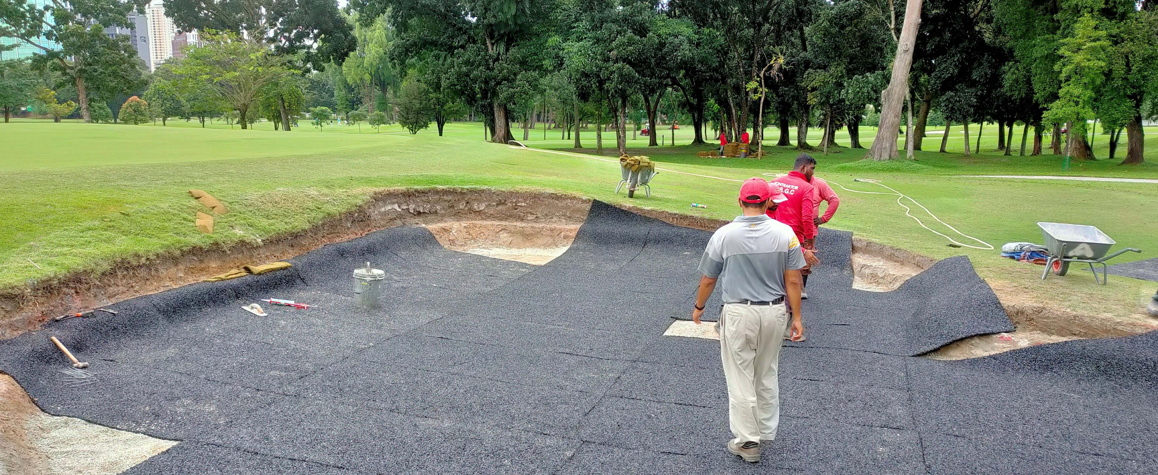 Laying and shaping of the SandStop™ bunker liner within a golf course ​ (Image is for illustration purposes only and actual size may differ).