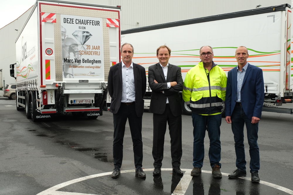 Van links naar rechts: Frank Van Nueten (algemeen directeur TVM Belgium), Gert Snel (Gedelegeerd Bestuurder Snel Logistic Solutions Group), Marc Van Belleghem (Diamanten Ridder van de Weg) en Peter Snel (Bestuurder Snel Logistic Solutions Group).