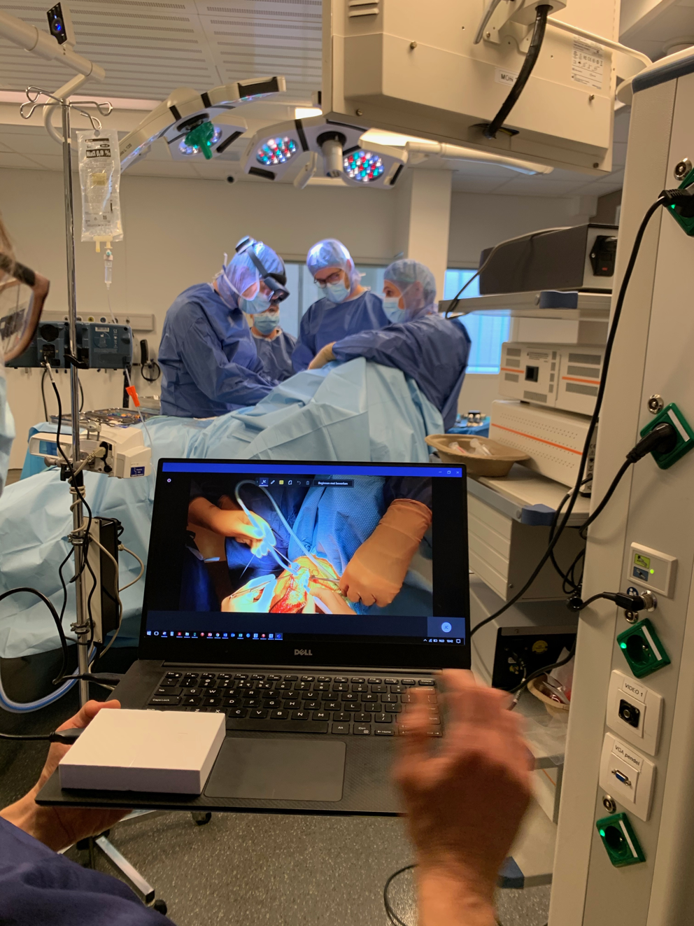 Chirurg livestreamt schouderoperatie voor studenten kinesitherapie met HoloLens.