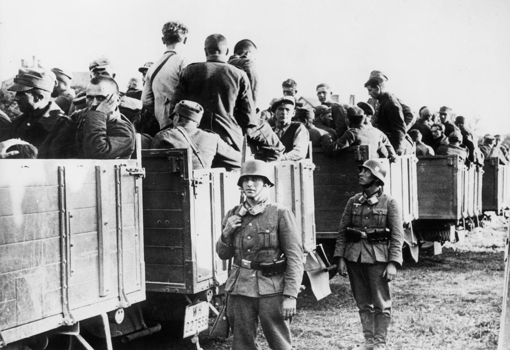 AKG184739 Polish prisoners of war, guarded by soldiers of the Wehrmacht before being removed from the war zone. ©akg-images