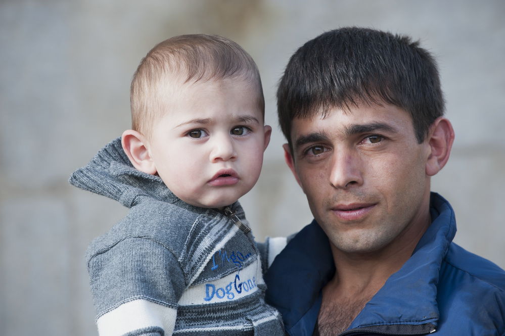 Ici avec son jeune fils réfugié enfant de Bakou en 1992 il fait sa vie à Chouchi (c) Yvan Travert / akg-images