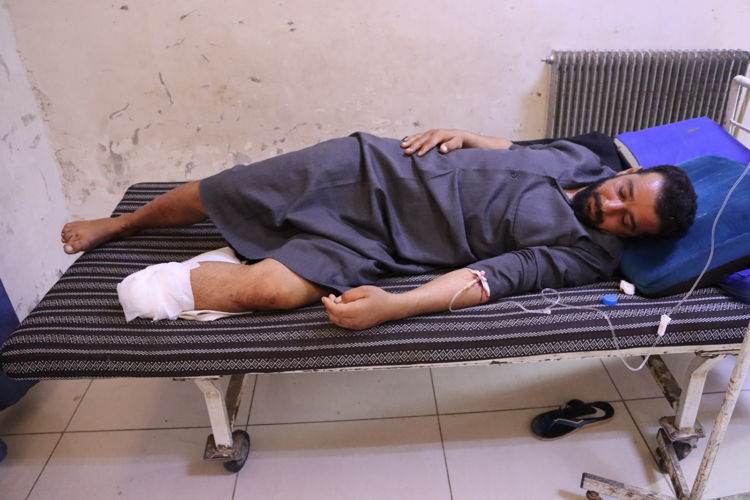 Ali, 28 ans, a été blessé après avoir marché sur une mine enfouie à la périphérie de la ville de Subaykhan à 18h le 12 mai 2025, ce qui a entraîné l'amputation de sa jambe gauche. Copyright : Asmar Al-Bahir/MSF