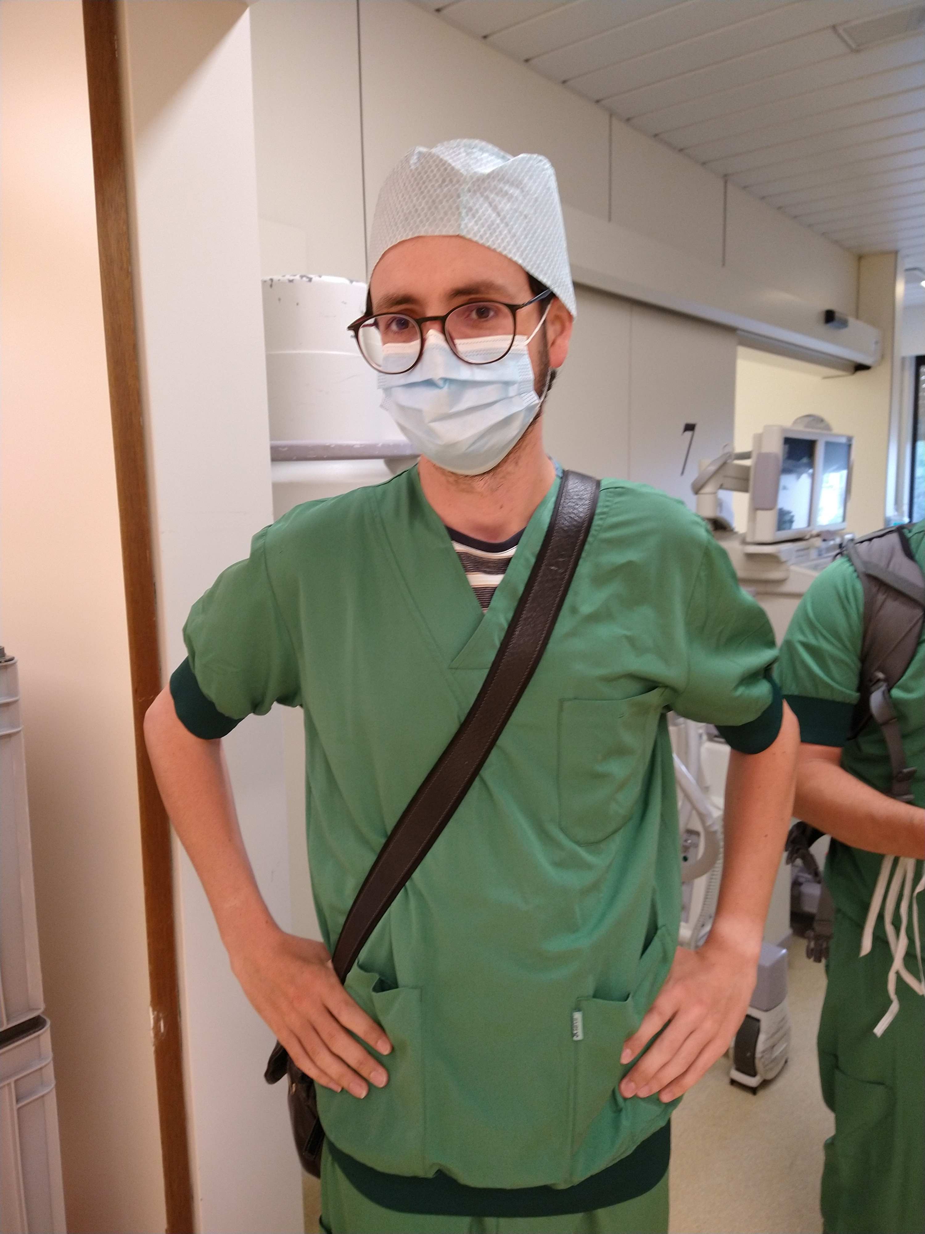 Belga-correspondent Tijs Vanderstappen (COR360) in het ZNA Stuivenberg waar chirurgen die dag, voor het eerst in Europa, een knieprothese hebben uitgevoerd met behulp van augmented reality - 22/06/21. Belga-correspondent Tijs Vanderstappen (COR360) in het ZNA Stuivenberg waar chirurgen die dag, voor het eerst in Europa, een knieprothese hebben uitgevoerd met behulp van augmented reality - 22/06/21.