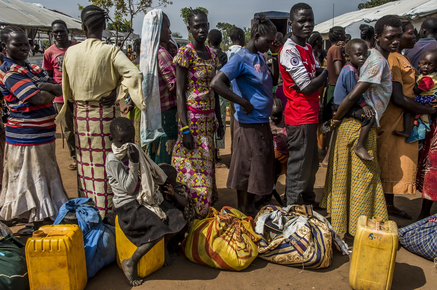 Sur différents points d'entrée le long de la frontière du Soudan du Sud. Les réfugiés sont accueillis, nourris et le plus rapidement possible conduits par bus vers le centre de réception d’Imvepi, situé à deux heures de route © Frederic Noy