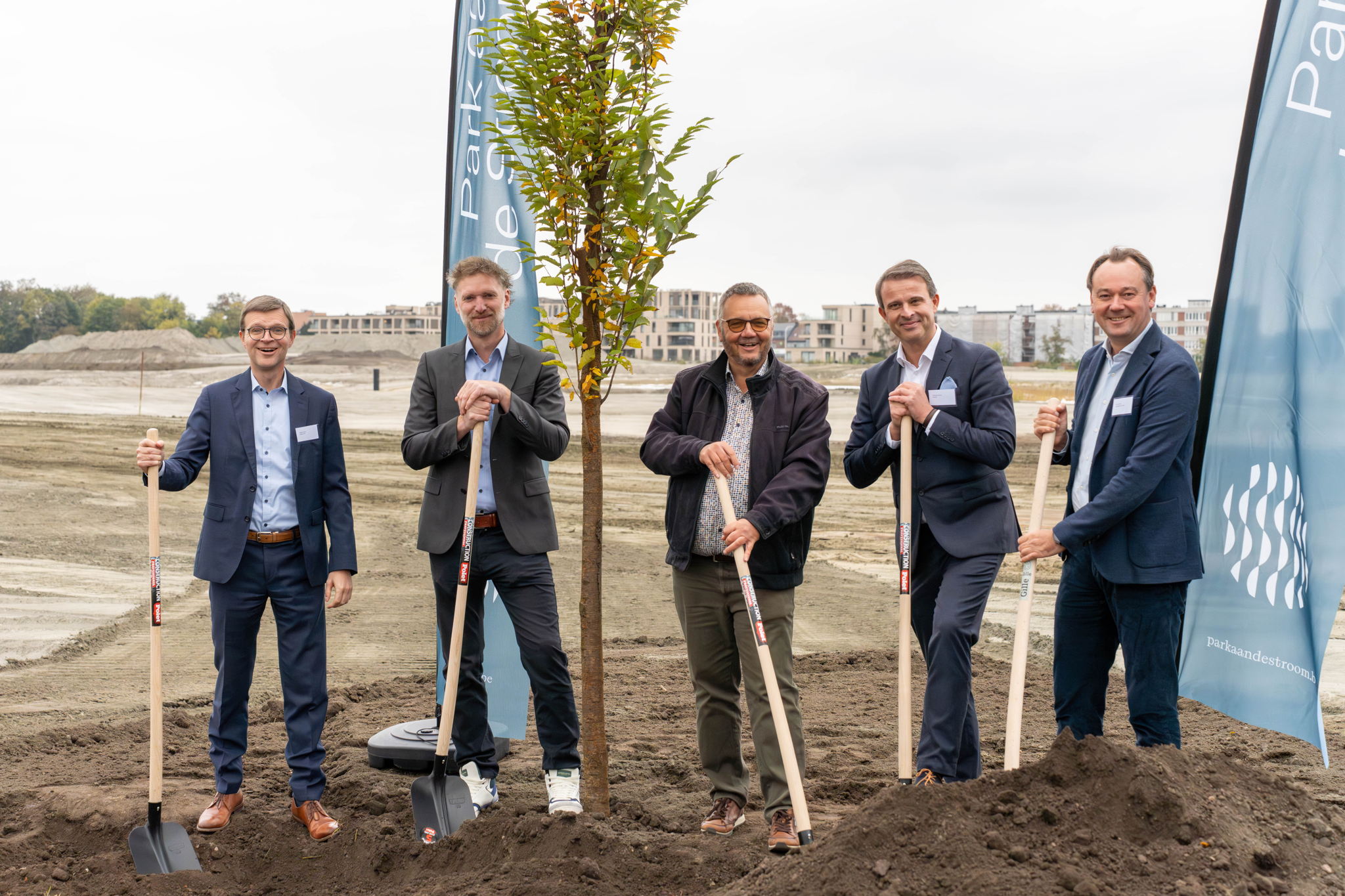 Van links naar rechts: Stefan Franck (Straco Real Estate), schepen Jenne Meyvis, burgemeester Luc Bouckaert, Michael Gurickx (Novus Projects) en Joris Vrielynck (Compagnie Het Zoute).