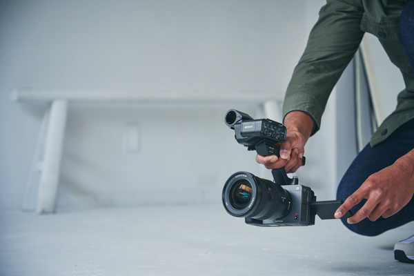A Sony bemutatja az FX3 full-frame kamerát melyet filmezésre terveztek, továbbfejlesztett kezelhetőséggel az alkotók igényeire szabva