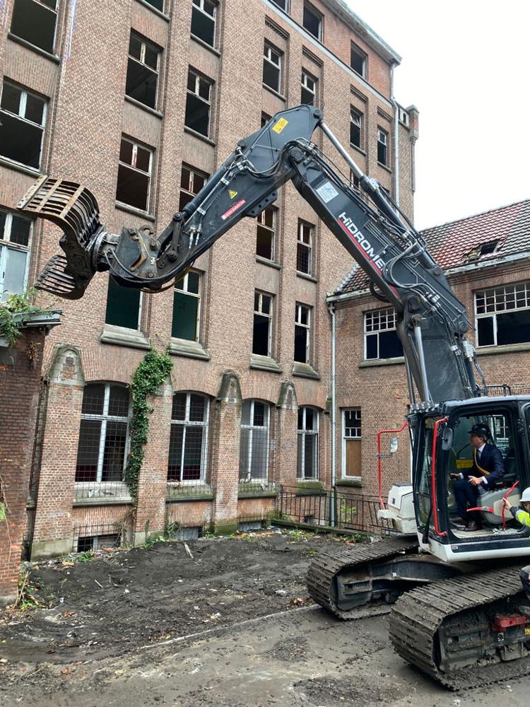 Burgemeester Kir leeft zich uit.