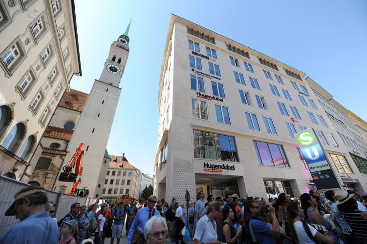 Das neue Hugendubel-Haus am Marienplatz am Eröffnungstag um 11 Uhr