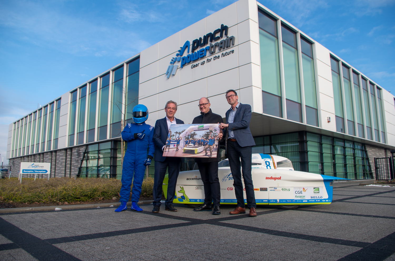 Cor Van Otterloo (CEO Punch Powertrain), Gert-Jan Vogelaar (Strategic Marketing Director Punch Powertrain) and Marc de Wind (COO Punch Powertrain) voor de Punch 2, de 7e zonnewagen