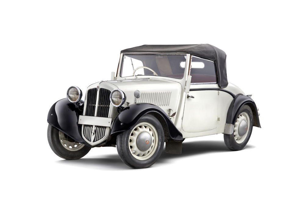 In 1934, its first year of production, around 900 ŠKODA POPULARs were built with 0.9- and 1.0-litre engines. The semi-convertible and roaster versions were particularly popular