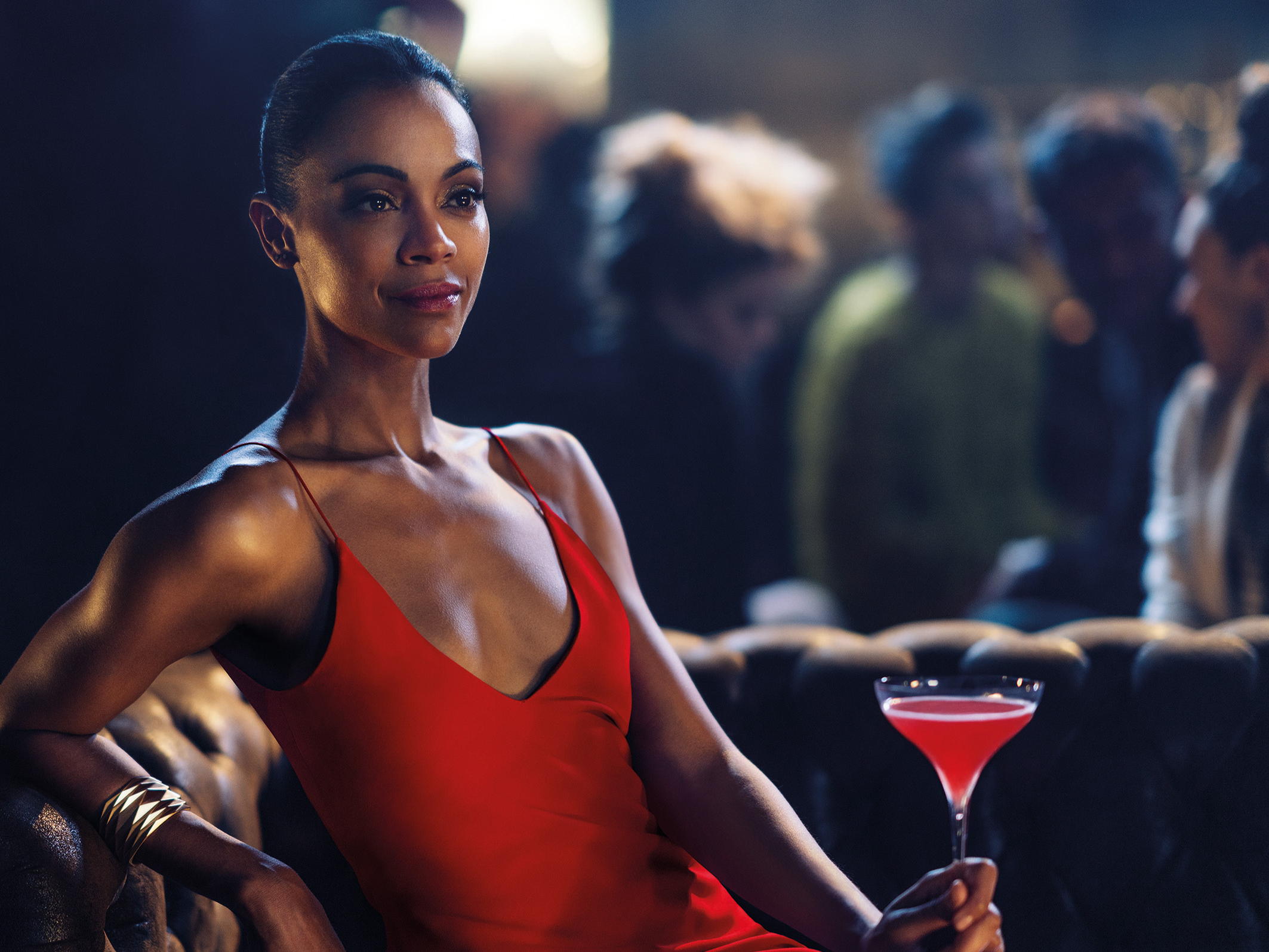 Zoe Saldana éblouissante dans ‘The Legend of Red Hand’, le court-métrage de Campari dirigé par Stefano Sollima