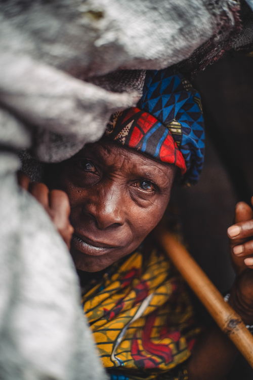 Jeanne Nyirarwango, 64 ans, originaire de Rugari dans le territoire de Rutshuru, vit seule dans un abri dans le site pour personnes déplacées de Kanyaruchinya, au nord de Goma, au Nord-Kivu, en République démocratique du Congo. Copyright : Philémon Barbier Jeanne Nyirarwango, 64 ans, originaire de Rugari dans le territoire de Rutshuru, vit seule dans un abri dans le site pour personnes déplacées de Kanyaruchinya, au nord de Goma, au Nord-Kivu, en République démocratique du Congo. Copyright : Philémon Barbier