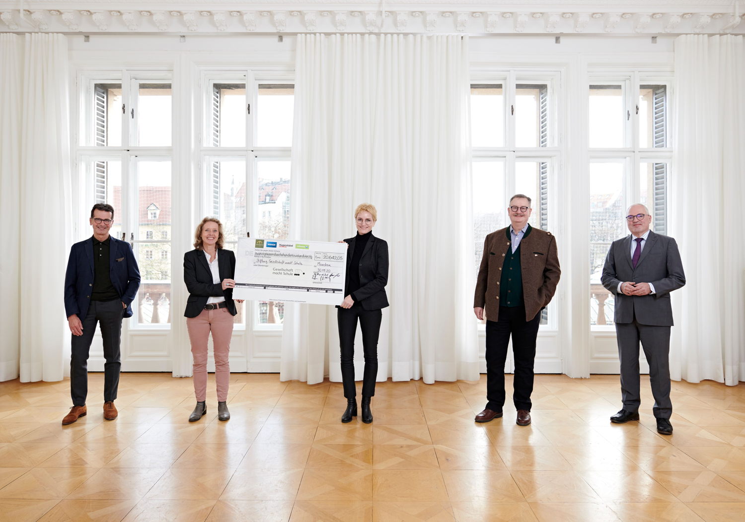 Münchens Erste Häuser spenden im Rahmen von "BETTER FRIDAY" einen Teil der Tagesumsätze an die Münchner Stiftung „Gesellschaft macht Schule“