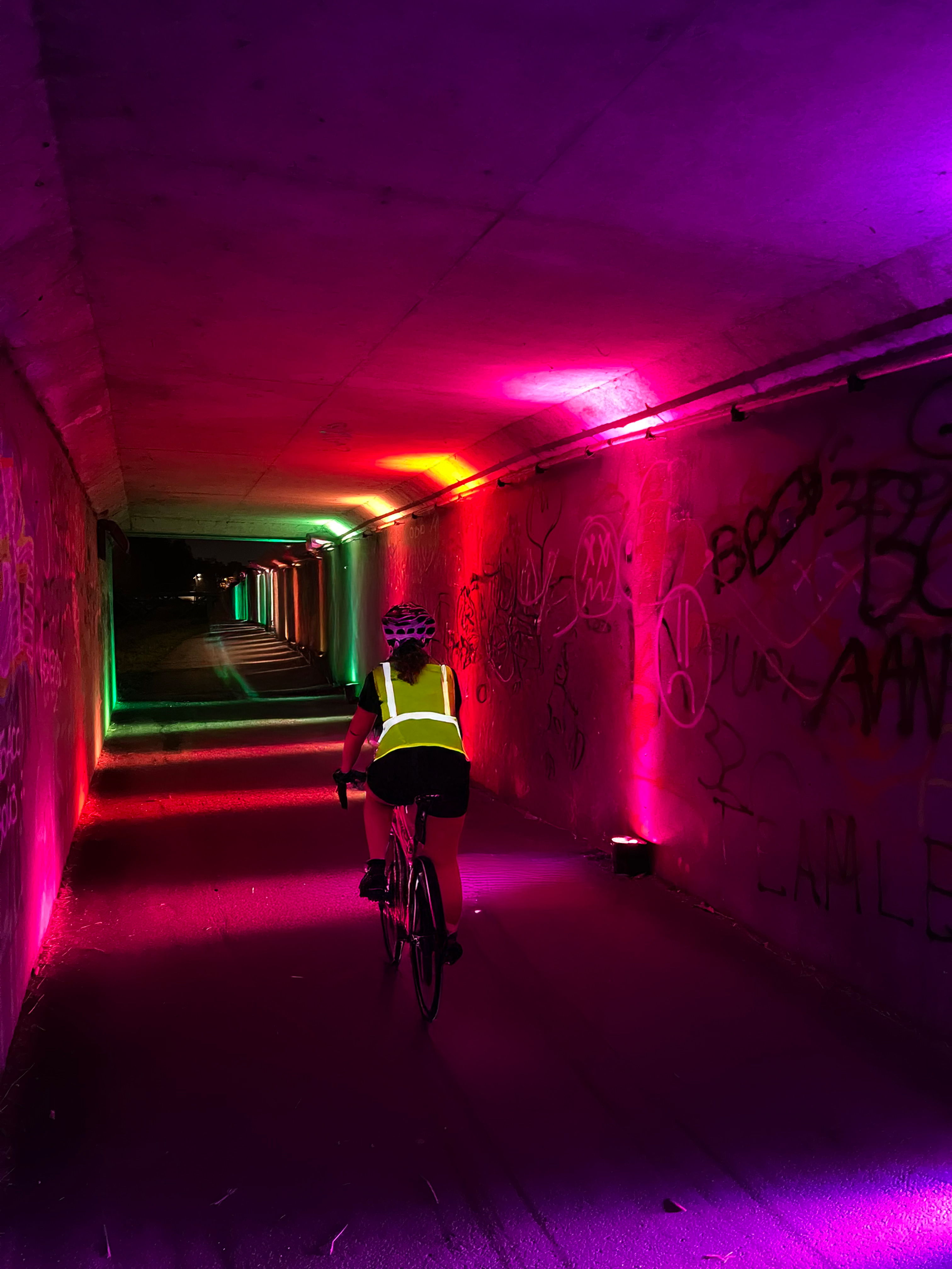 Met een fietslichttunnel wil de provincie jongeren bewust maken van het belang van een goede verlichting op de fiets. 'De foto is met AI bewerkt).