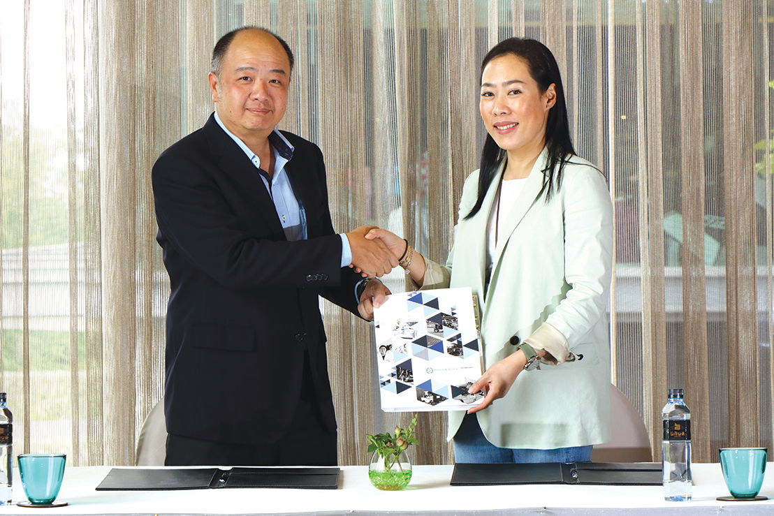 Left: Mr Jonathan Lee, Managing Director of Jebsen & Jessen Technology Thailand. Right: Ms Warissara Sasomsub, Founder & Managing Director of Nikanti Golf Club.