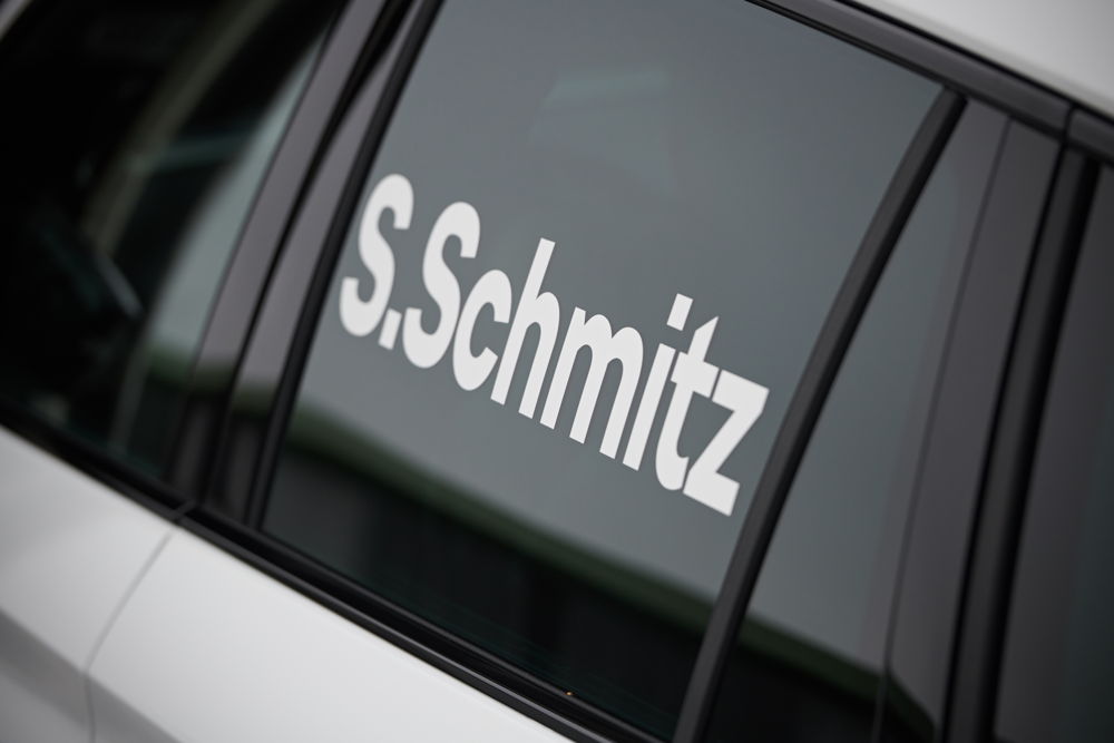 
    
        

        
            
                
                
            
        
    
The KODIAQ RS sports the name of the renowned
Nordschleife expert Sabine Schmitz in the form of a sticker
on the rear side windows.
    
 