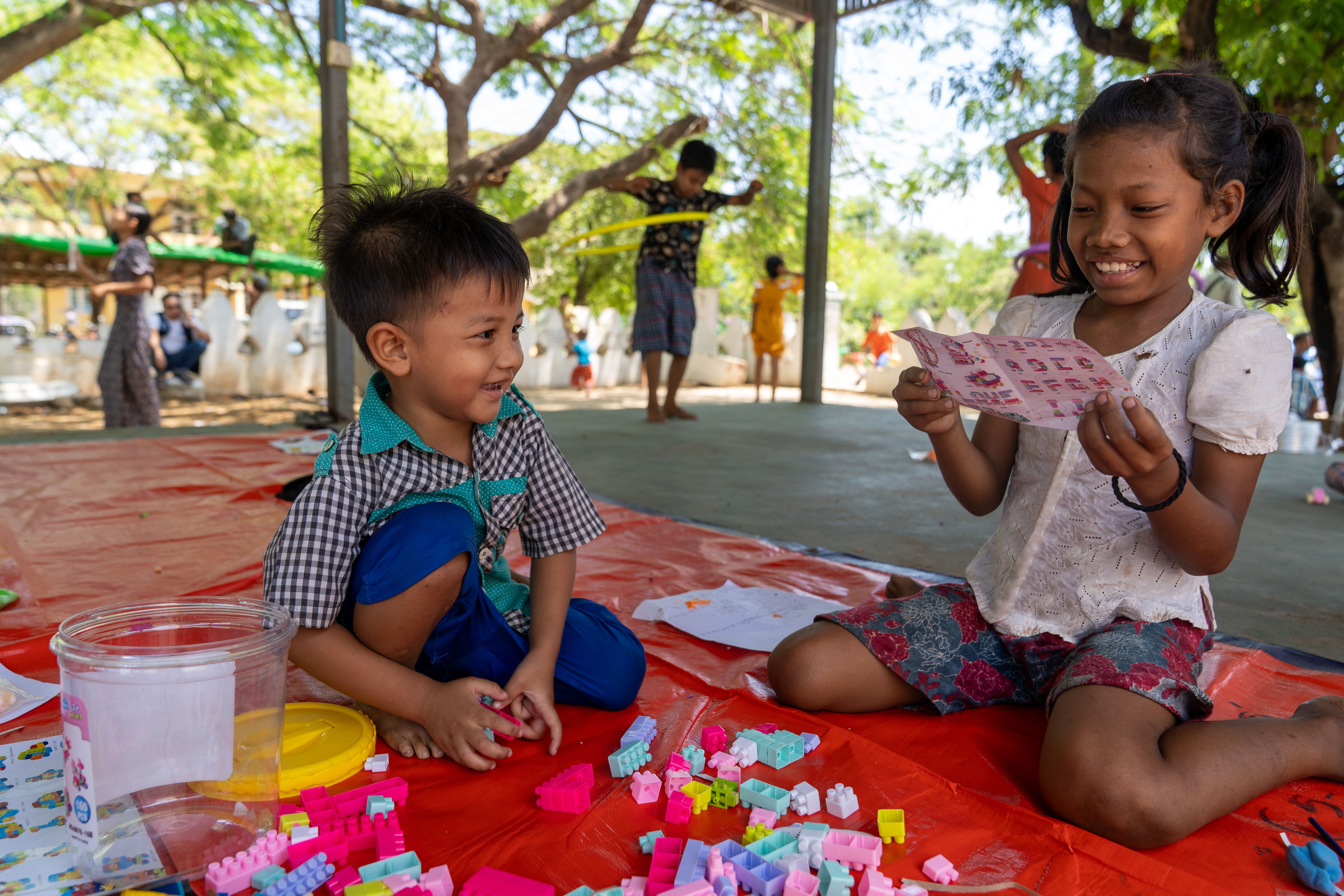 Des enfants jouent dans un espace adapté aux enfants à Saigan, au Myanmar. Des enfants jouent dans un espace adapté aux enfants à Saigan, au Myanmar.
