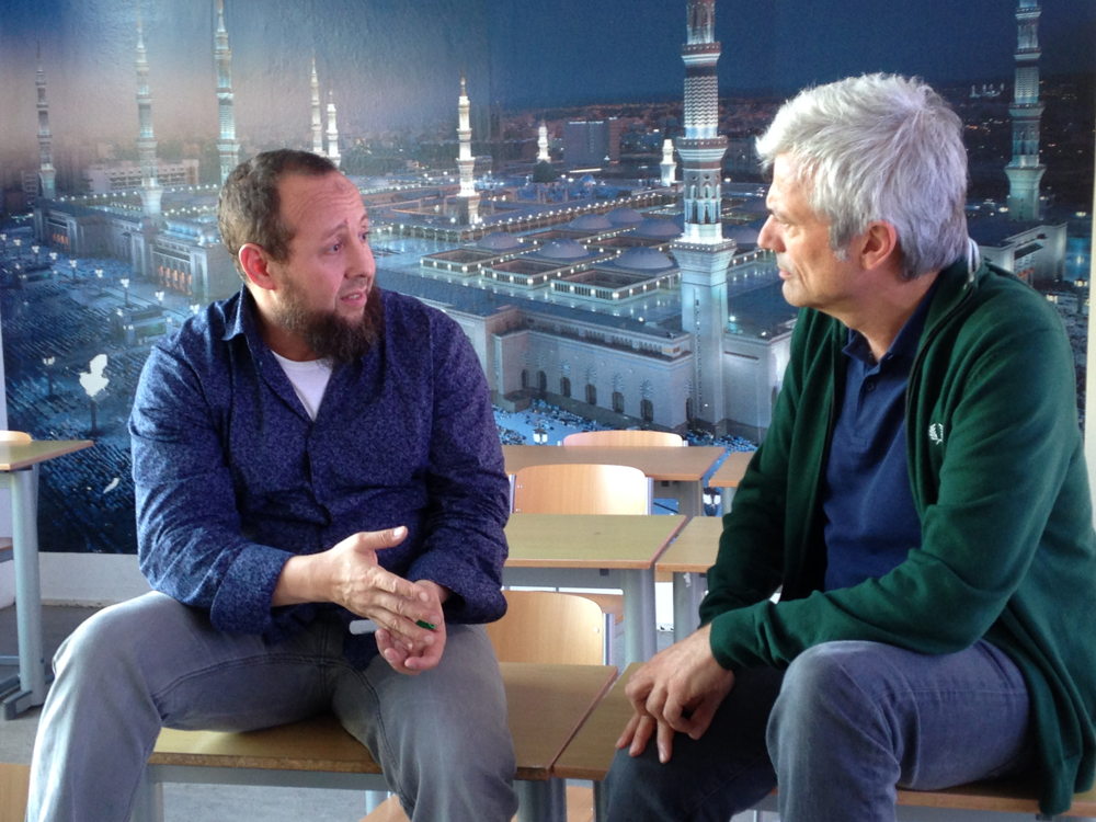 Aflevering 8: Jan met leraar Mustapha op het Avicenna college - (c) Warner Bros ITVP België