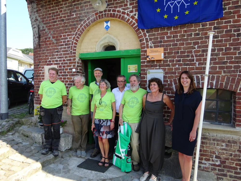 vrijwilligers van de vzw Fonteintjesmolen, Jo en Marleen Bracke eigenaars van de molen, schepen Henri Evenepoel en gedeputeerde An Vervliet