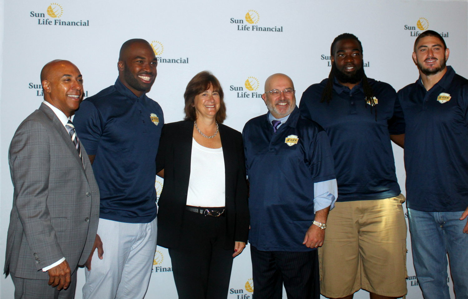 Le commissaire de la LCF Jeffrey L. Orridge en compagnie de Simoni Lawrence des Tiger-Cats de Hamilton, de Lisa Ritchie, Vice-présidente principale et chef du marketing de la Financière Sun Life, de Rick Blickstead de l'Association canadienne du diabète, de SirVincent Rodgers du ROUGE et NOIR d'Ottawa et de John Chick des Roughriders de la Saskatchewan.