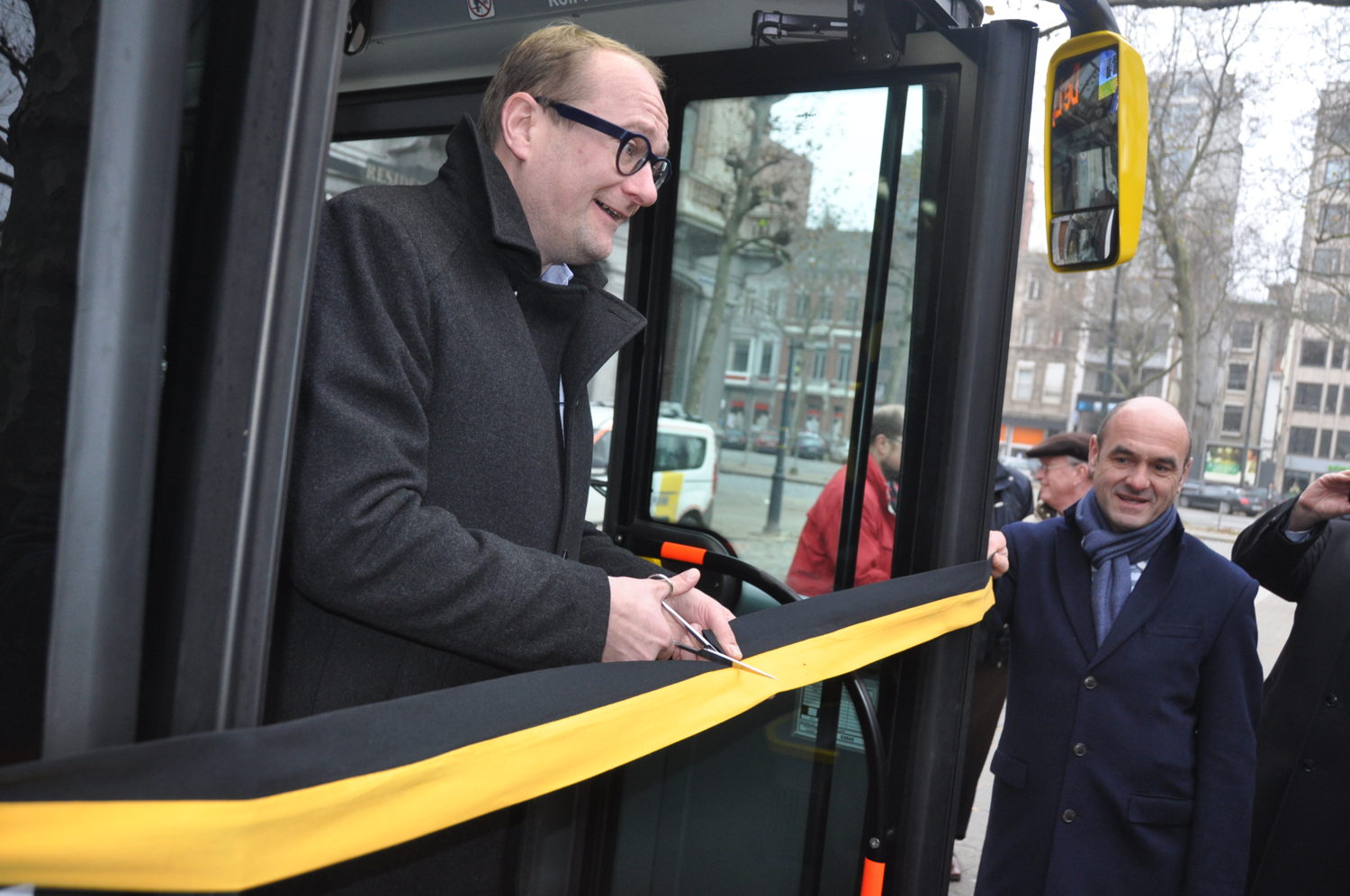 Vlaams minister van Mobiliteit Ben Weyts knipt het lintje voor de maidenrit van de eerste waterstofbus in België.