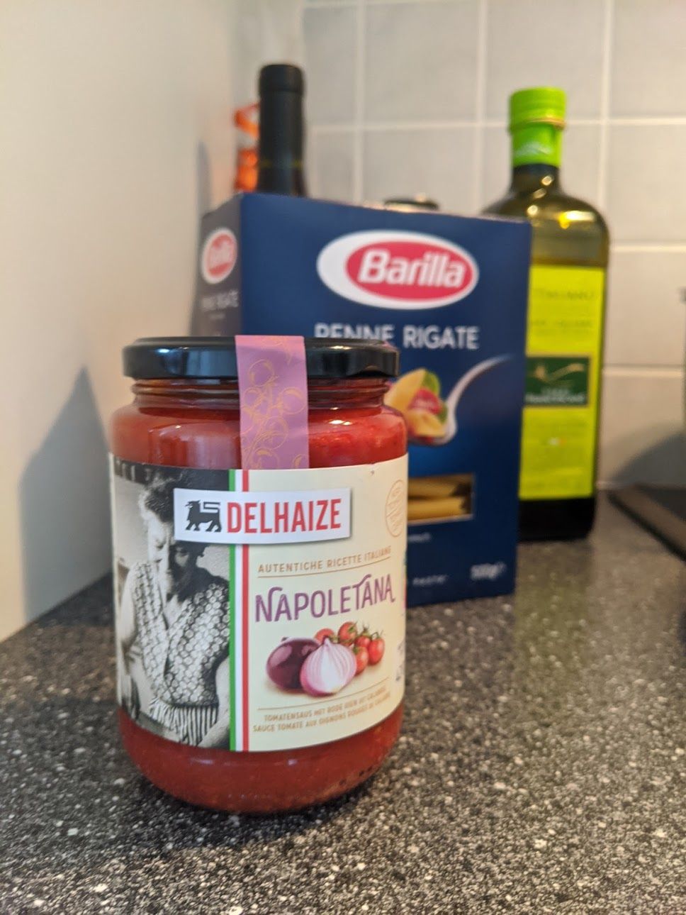Penne met stukjes kippen chipolata met Napolitaanse pastasaus