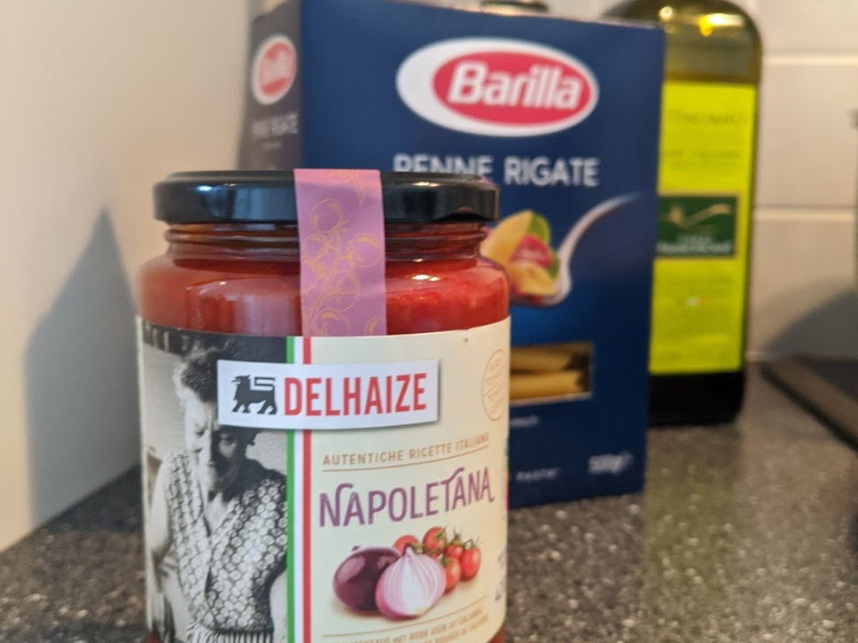 Penne met stukjes kippen chipolata met Napolitaanse pastasaus