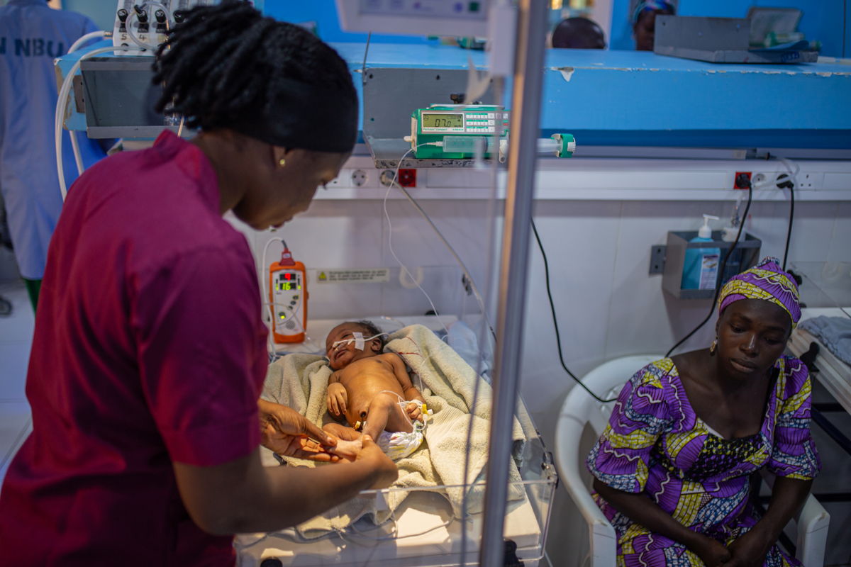 The 25-beds Newborn Unit (NBU) is where MSF treats babies born premature or sick, who need neonatal care. “When mothers develop complications and are sick, often their newborns are sick as well”, explains Hosea Bobai, a medical supervisor at the NBU, “we often see birth asphyxia, neonatal jaundice, infections, or heart problems”. Photographer: Alexandre Marcou | 06/12/2023 | Nigeria