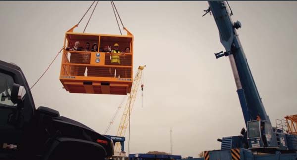 Marcel test een liftkabel (c) VRT