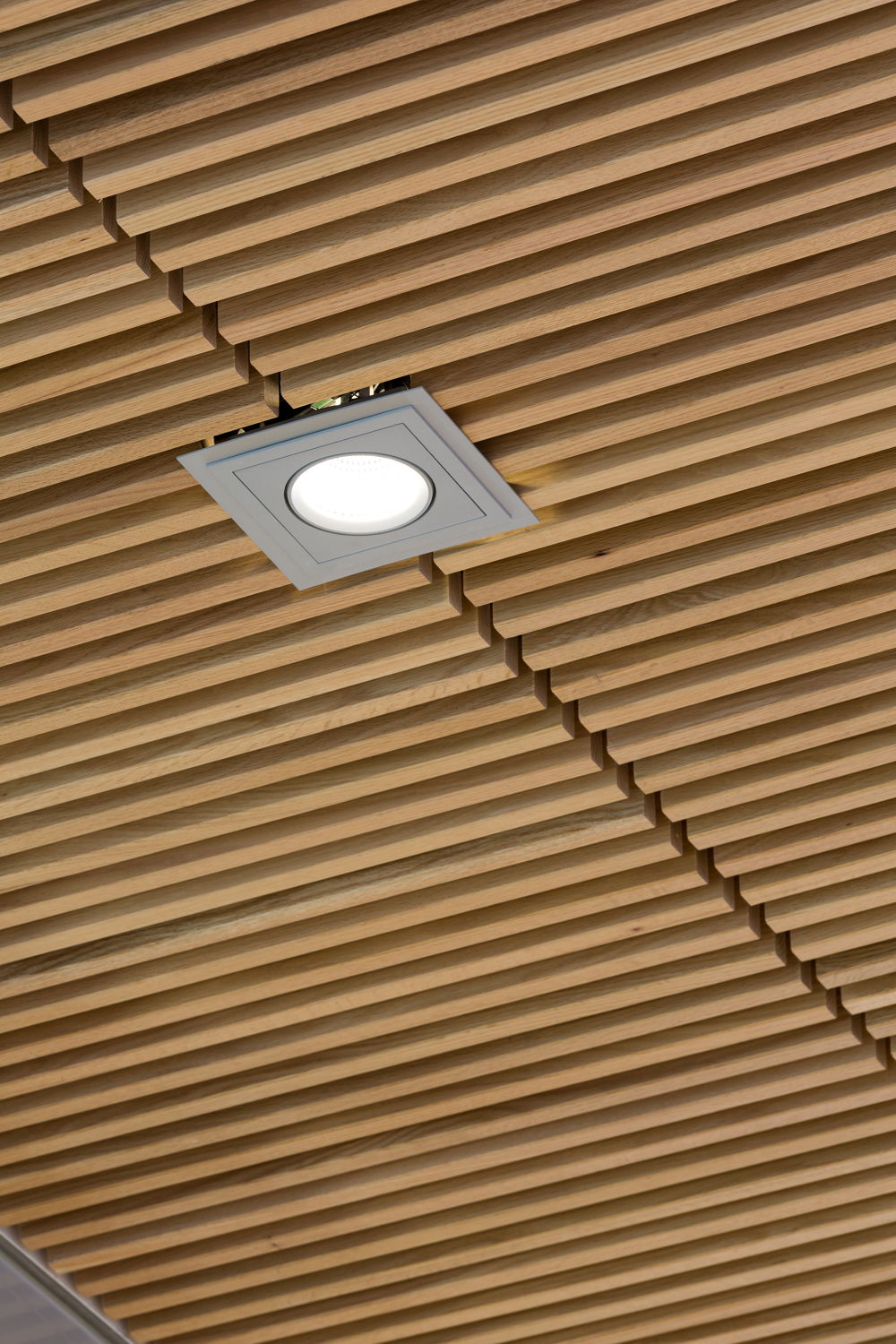 Het Massief Houten Grill plafondsysteem van Hunter Douglas