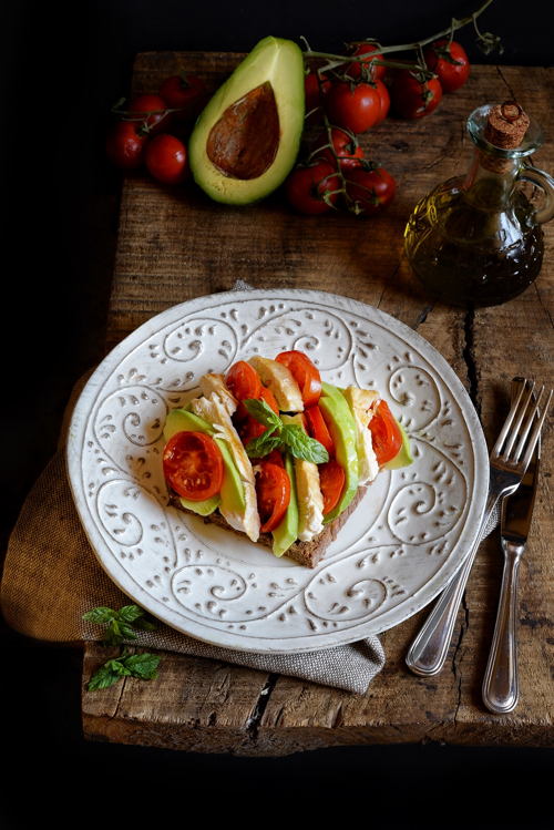 Pollo pomodori e avocado