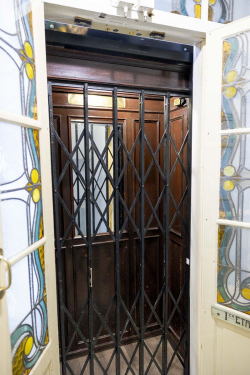 Brussels staatssecretaris voor Stedenbouw en Erfgoed Ans Persoons bezocht vandaag een gemoderniseerde historische lift die als inspiratie kan dienen voor andere Brusselse liften.