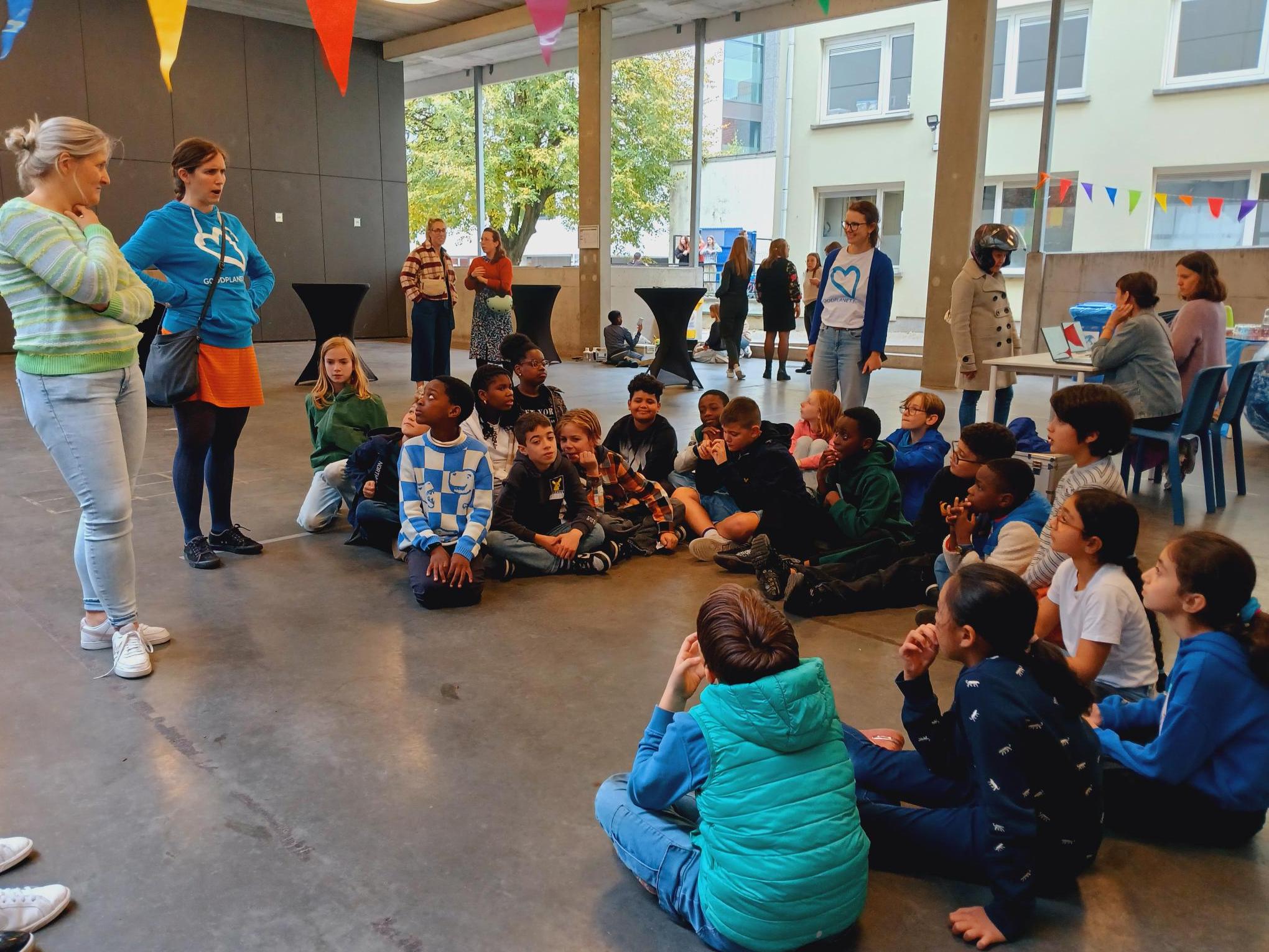 Katrien Beulens (links op de foto), Schepen van Economie en Landbouw, Milieu en Natuur, Klimaat, Energie, Gezin en Kinderopvang in Aalst, bracht een bezoek aan de ElektroHelden.