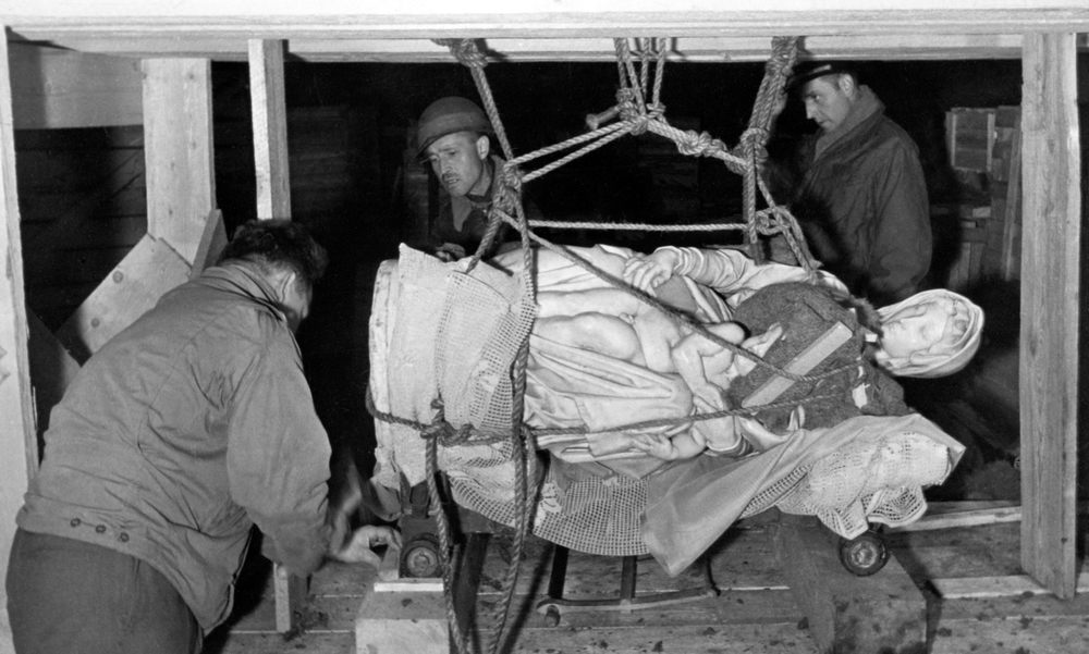 Michelangelo's 'Madonna and Child', also known as 'The Madonna of Bruges', stolen by the Nazis as war plunder, is recovered from the Altaussee salt mine, Styria, Austria, 1945. AKG4566696 © akg-images / Pictures From History