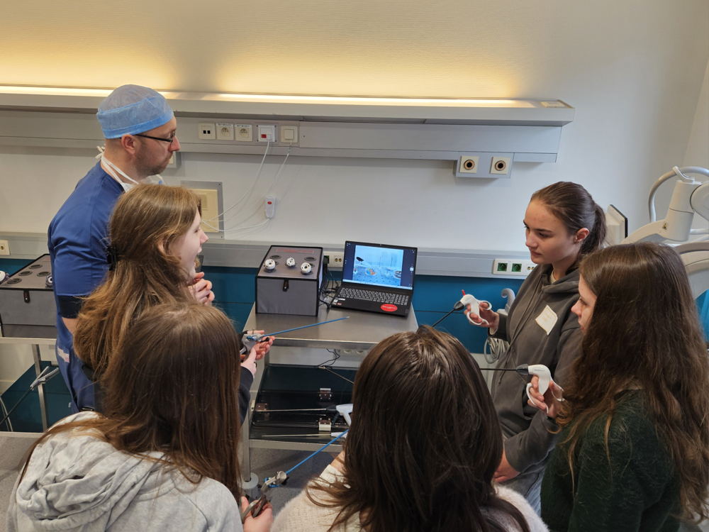 Leerlingen van Campus Glorieux Secundair oefenen een kijkoperatie in AZ Glorieux