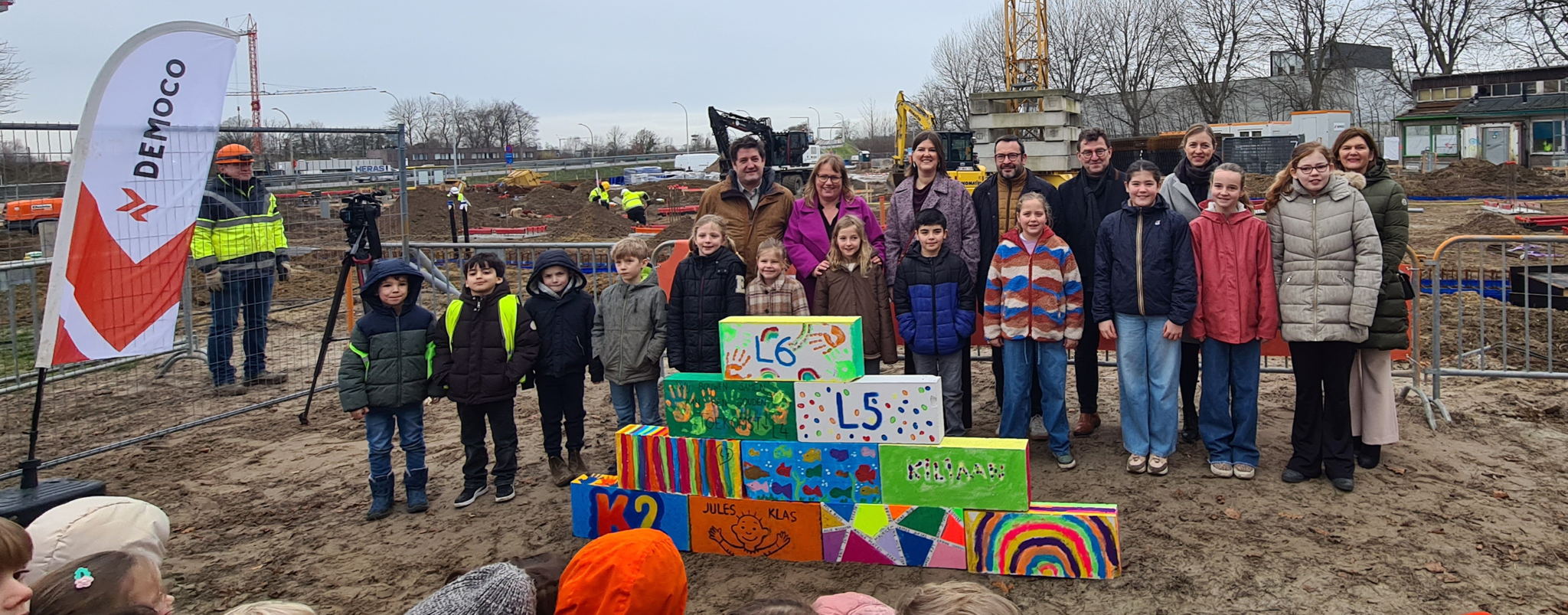 Directie GO! Basisschool Kiliaan Duffel legt samen met burgemeester Sofie Joosen eerste steen van nieuwe groene schoolcampus