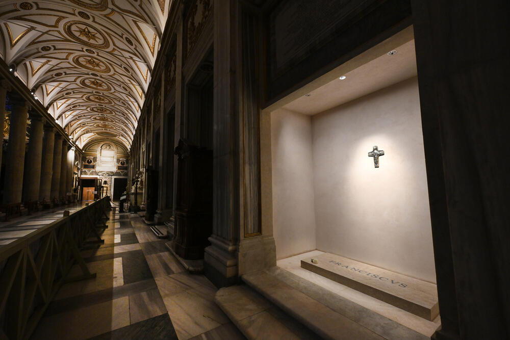 The tomb of late Pope Francis in the basilica of Santa Maria Maggiore in Rome, Italy on April 27, 2025. Pope Francis (1936-2025) wrote in his testament that he wanted to be buried in the left nave of the basilica Santa Maria Maggiore (St Mary Major). ‘I ask that my tomb be prepared in the burial niche in the side aisle between the Pauline Chapel and the Sforza Chapel of the Basilica. The tomb should be in the ground; simple, without particular ornamentation, bearing only the inscription: Franciscus’. AKG11763486 © akg-images / Vatican Media