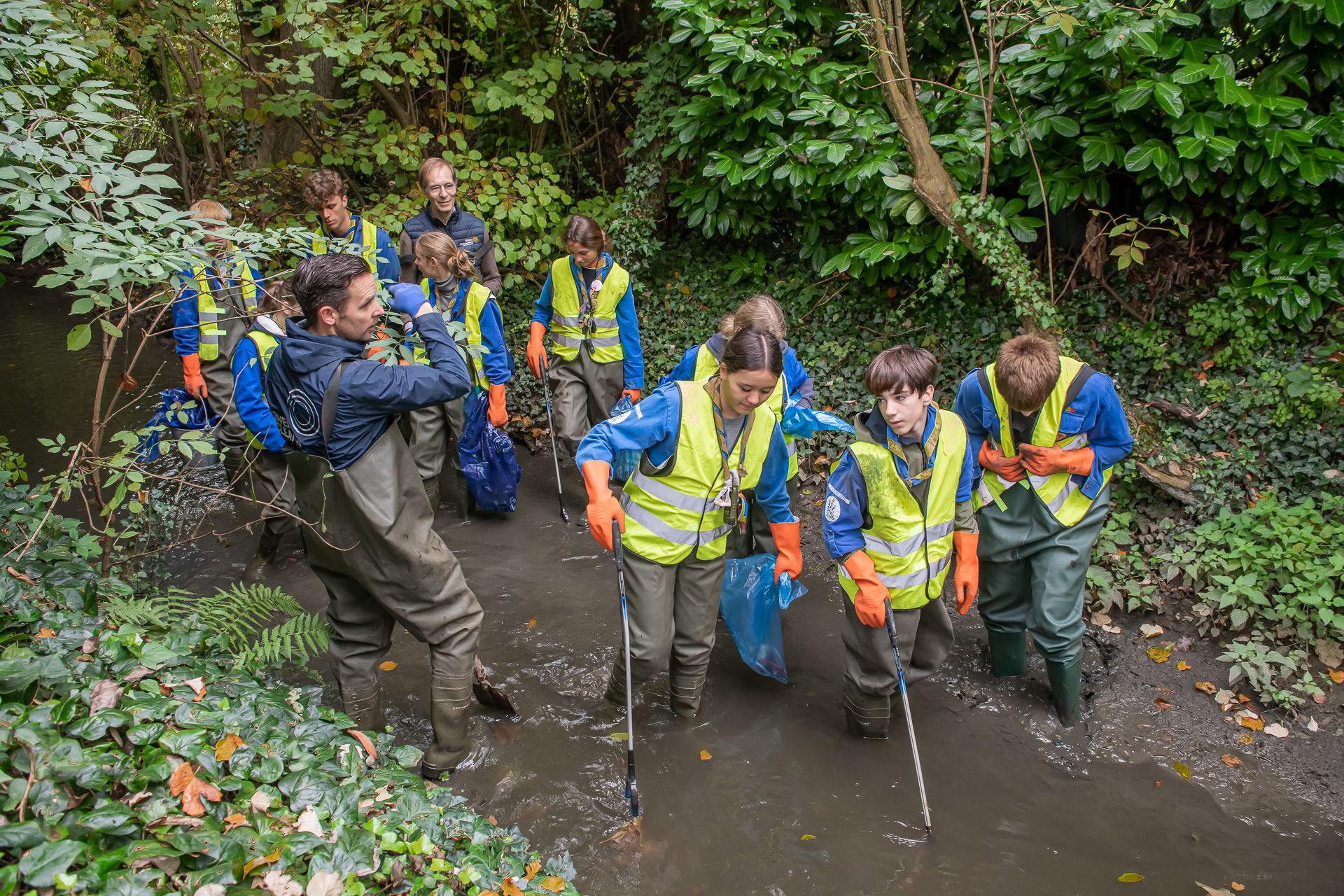 Rotary Club en de jeugdbewegingen kuisten de Molenbeek in Sint-Genesius-Rode op.